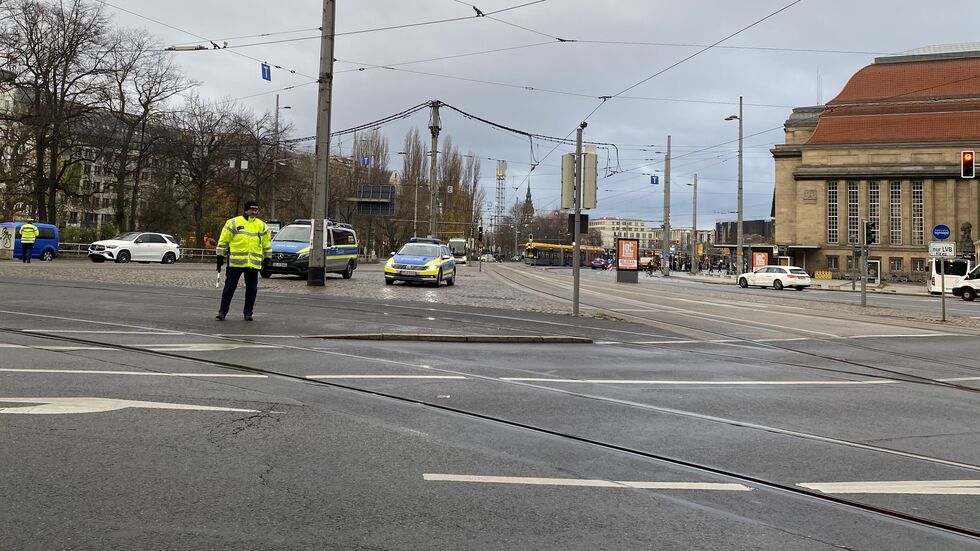 Zahlreiche Polizisten sind am Donnerstagvormittag am Leipziger Hauptbahnhof im Einsatz. Zahlreiche Polizisten sind am Donnerstagvormittag am Leipziger Hauptbahnhof im Einsatz.