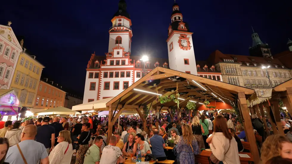 Rund um’s Rathaus wird ab heute das mittlerweile 37. Chemnitzer Weinfest gefeiert. Über 60 Winzer bieten edle Tropfen aus der ganzen Welt an, dazu kommen zahlreiche Gastronomen mit kulinarischen Spezialitäten.
Rund um’s Rathaus wird ab heute das mittlerweile 37. Chemnitzer Weinfest gefeiert. Über 60 Winzer bieten edle Tropfen aus der ganzen Welt an, dazu kommen zahlreiche Gastronomen mit kulinarischen Spezialitäten.