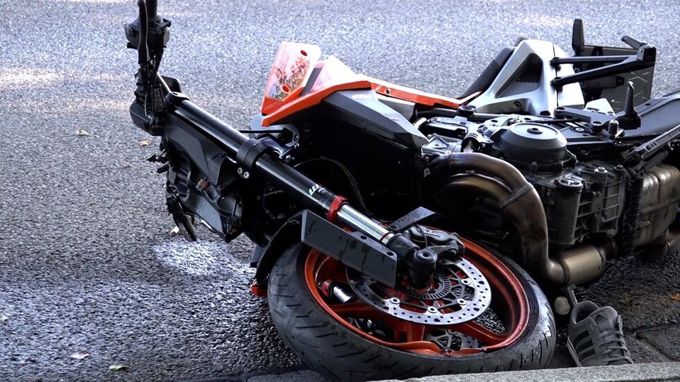 Der Biker wurde bei dem Unfall schwer verletzt.