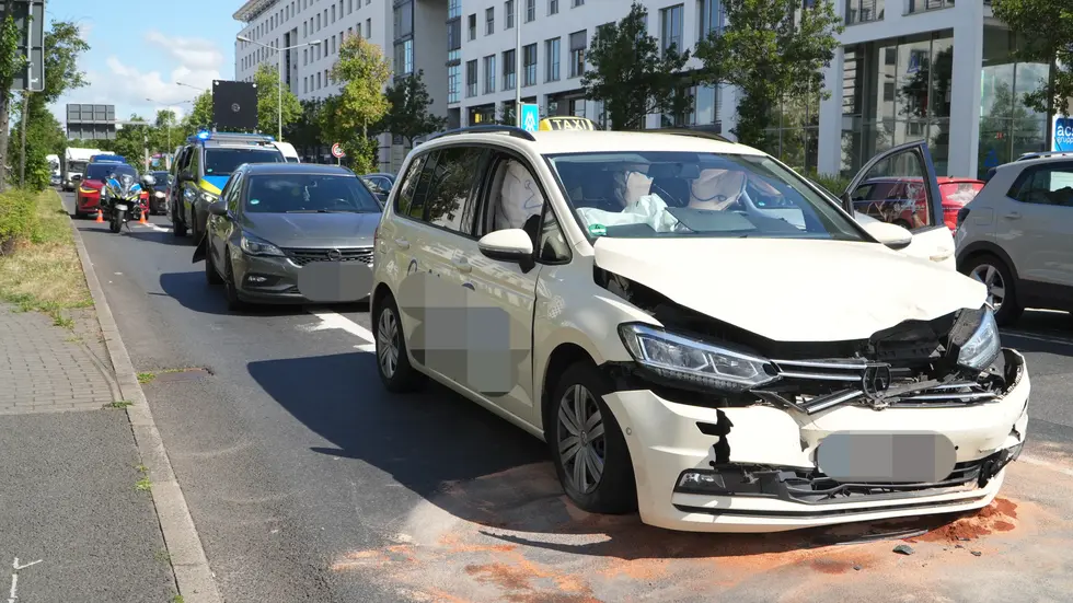 Auf der Maximilian-Allee kam es zu einer kurzzeitigen veränderten Verkehrsführung durch den Unfall. Auf der Maximilian-Allee kam es zu einer kurzzeitigen veränderten Verkehrsführung durch den Unfall.