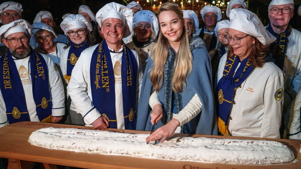 Anschnitt Riesenstollen durch das Stollenmädchen Johanna Worm Anschnitt Riesenstollen durch das Stollenmädchen Johanna Worm