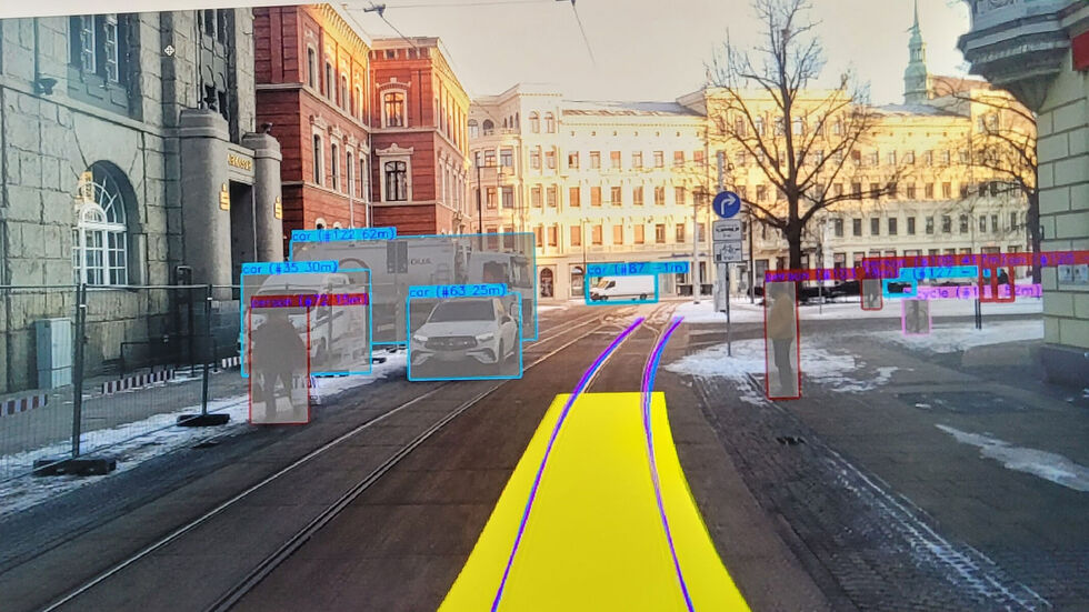 "Ich seh' Sie!" - KI erkennt blitzschnell eine Gefahrensituation vor der Straßenbahn und alarmiert den Fahrer.