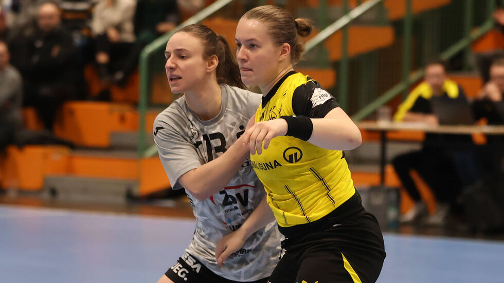 BSV-Rückraumspielerin Jasmina Gierga (l.) gegen Lisa Antl vom BVB beim Ligaspiel im vergangenen Februar.