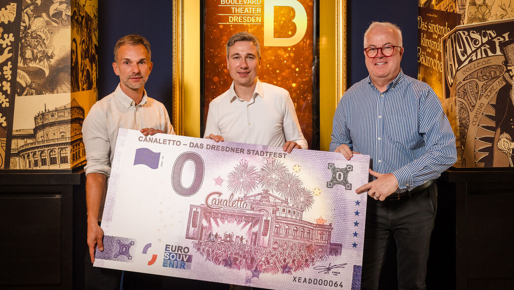 Künstlerischer Leiter vom Stadtfest Stefan Kästner, Baubürgermeister Stephan Kühn und der Stadtfest Koordinator Frank Schröder mit dem 0-Euro-Schein in Übergröße
