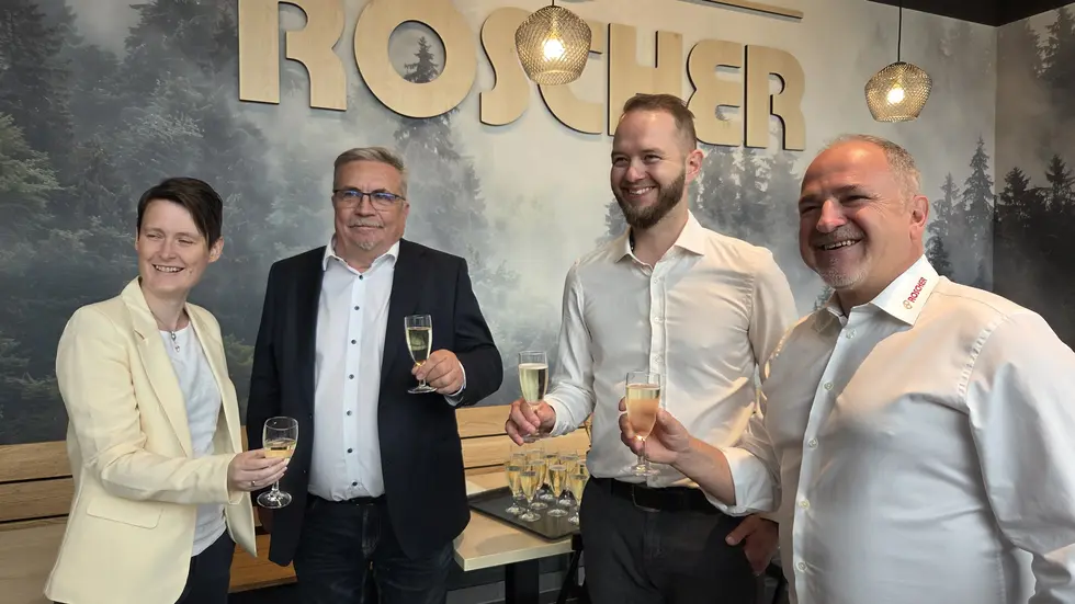 Edeka-Gebietsleiterin Mandy Damm, Marktbetreiber Paul Fuchs, Oberbürgermeister Rolf Schmidt und Lutz Roscher von der Bäckerei Roscher stoßen auf den neuen Markt an. 