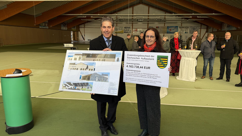 Staatssekretärin Dagmag Neukirch übergab heute den Förderscheck an den Geschäftsführer der Lausitzer Werkstätten, Robert Rys.