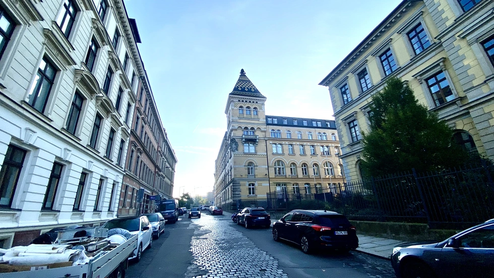 Dort oben ist es, das kleine goldene Dach in der Dimitroffstraße auf einem Turm an einer Ecke der Leipziger Polizeidirektion. Dort oben ist es, das kleine goldene Dach in der Dimitroffstraße auf einem Turm an einer Ecke der Leipziger Polizeidirektion.
