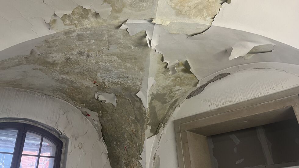 Die Decken in den Rathausgängen blättern ab