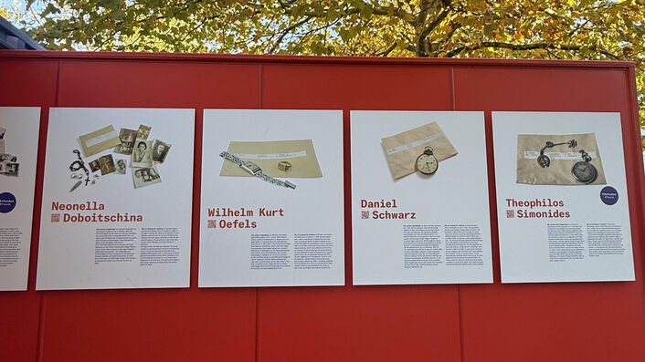 Besucher der Ausstellung können vor Ort über QR-Codes direkt zur Geschichte der abgebildeten Objekte gelangen und so selbst zu wichtigen Hinweisgebern werden.