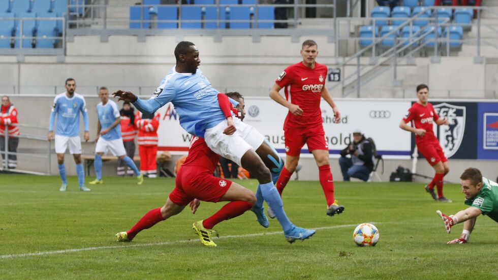 Tarsis Bonga trifft zum zwischenzeitlichen 2:0 gegen Kaiserslautern.
