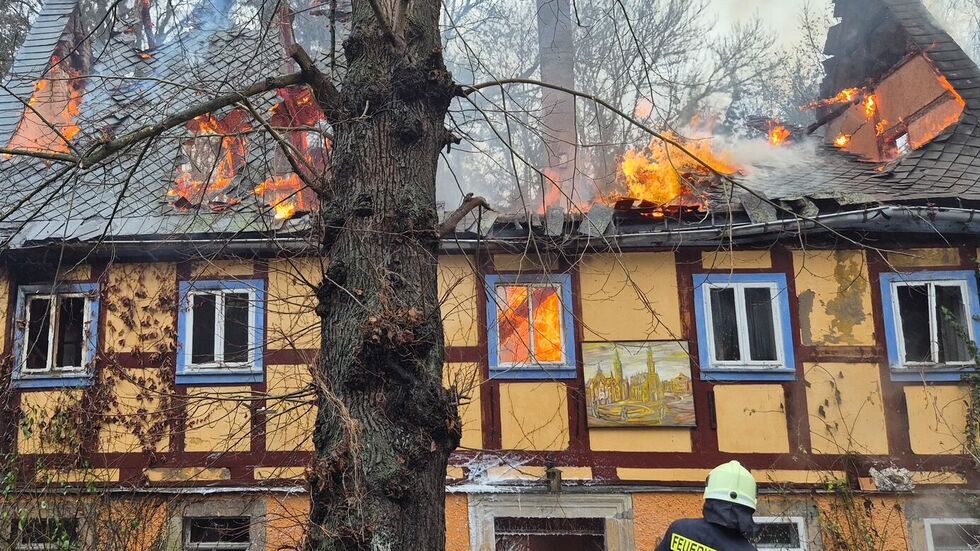Das Fachwerkhaus brennt lichterloh.