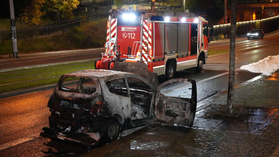 Die Feuerwehr löschte den Wagen. Die Feuerwehr löschte den Wagen.