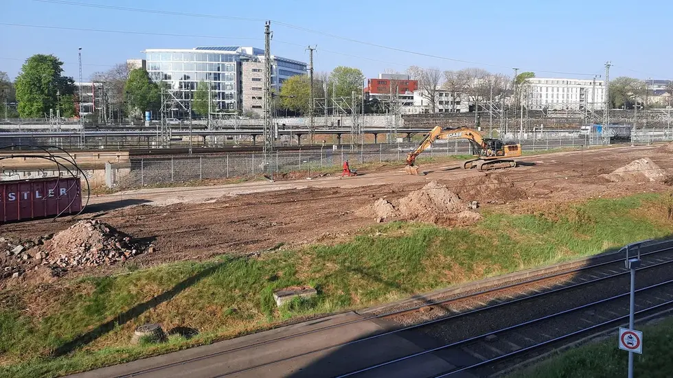 Das Baufeld wurde schon längst vorbereitet, ist aber inzwischen wieder zugewachsen