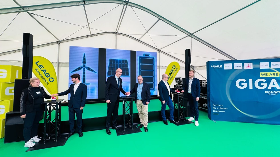 Dreifacher Startschuss für die GigawattFactory (v.l.n.r): die Forster Bürgermeisterin Simone Taubenek und Dominique Guillou (LEAG Renewables), MP Dietmar Woidke und LEAG-CEO Adi Roesch, Thomas Brandenburg (LEAG Clean Power) und Landrat Martin Heusler. Dreifacher Startschuss für die GigawattFactory (v.l.n.r): die Forster Bürgermeisterin Simone Taubenek und Dominique Guillou (LEAG Renewables), MP Dietmar Woidke und LEAG-CEO Adi Roesch, Thomas Brandenburg (LEAG Clean Power) und Landrat Martin Heusler.