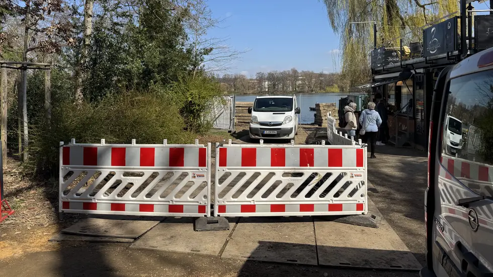 Neben der Baustraße bleibt Platz für die Gäste des "bacaru".
