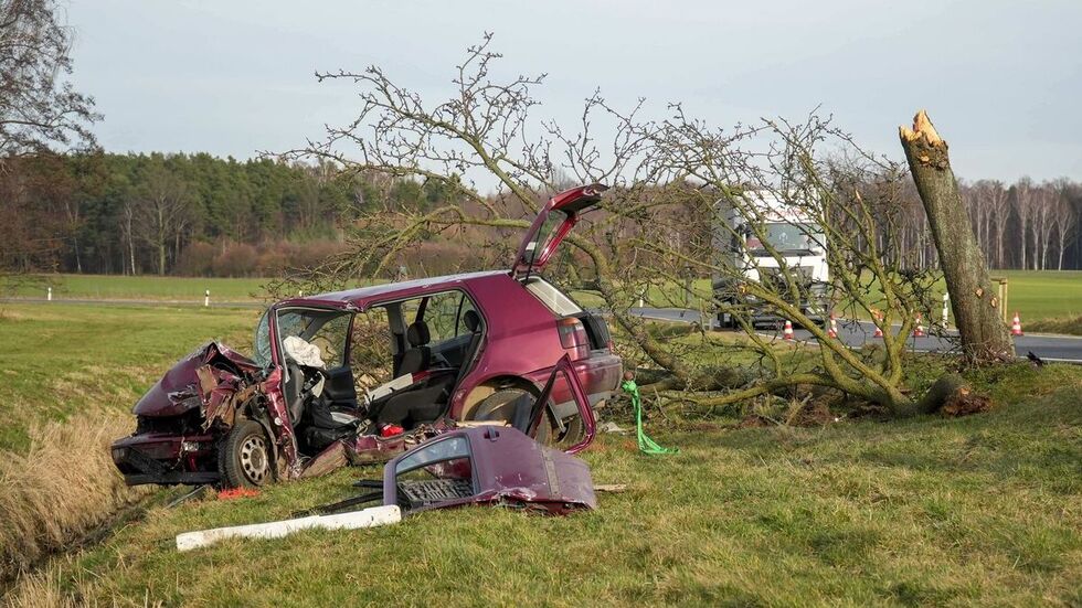 Der 27-Jährige Fahrer des VW wurde bei dem Crash schwer verletzt. An seinem Wagen entstand Totalschaden. Der 27-Jährige Fahrer des VW wurde bei dem Crash schwer verletzt. An seinem Wagen entstand Totalschaden.