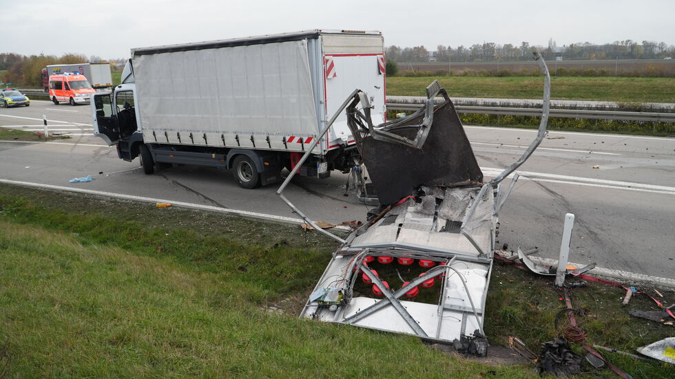 Das ist der Lkw mit dem Schilderwagen, auf den der andere Laster aufgefahren ist.