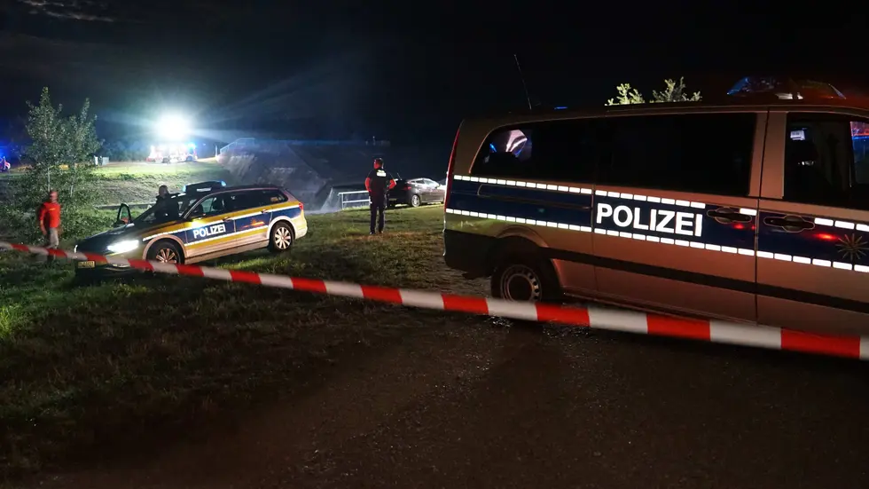 Einsatzkräfte in der Nacht zu Dienstag am Elsterflutbecken in Leipzig. Einsatzkräfte in der Nacht zu Dienstag am Elsterflutbecken in Leipzig.