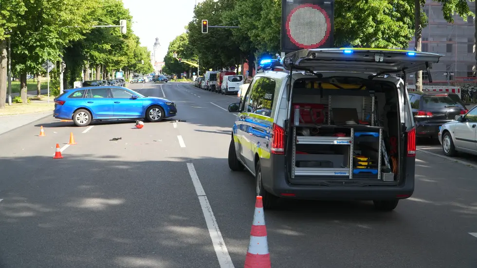 Die Polizei sperrte die Straße des 18. Oktobers komplett ab. Die Polizei sperrte die Straße des 18. Oktobers komplett ab.