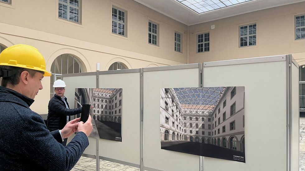 Baubürgermeister Kühn (li.) vor den Plänen für den Rathaus-Lichthof