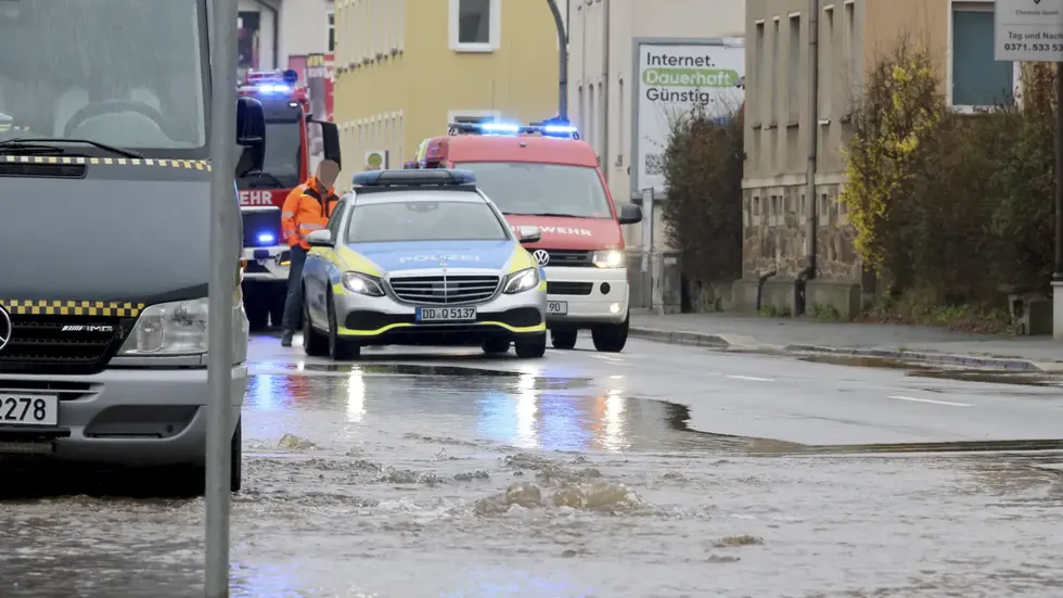 Wasserrohrbruch in der Zwickauer Straße. Die Fahrbahn wurde überflutet. Die Reparaturen werden eine Wochen lang dauern. Wasserrohrbruch in der Zwickauer Straße. Die Fahrbahn wurde überflutet. Die Reparaturen werden eine Wochen lang dauern.