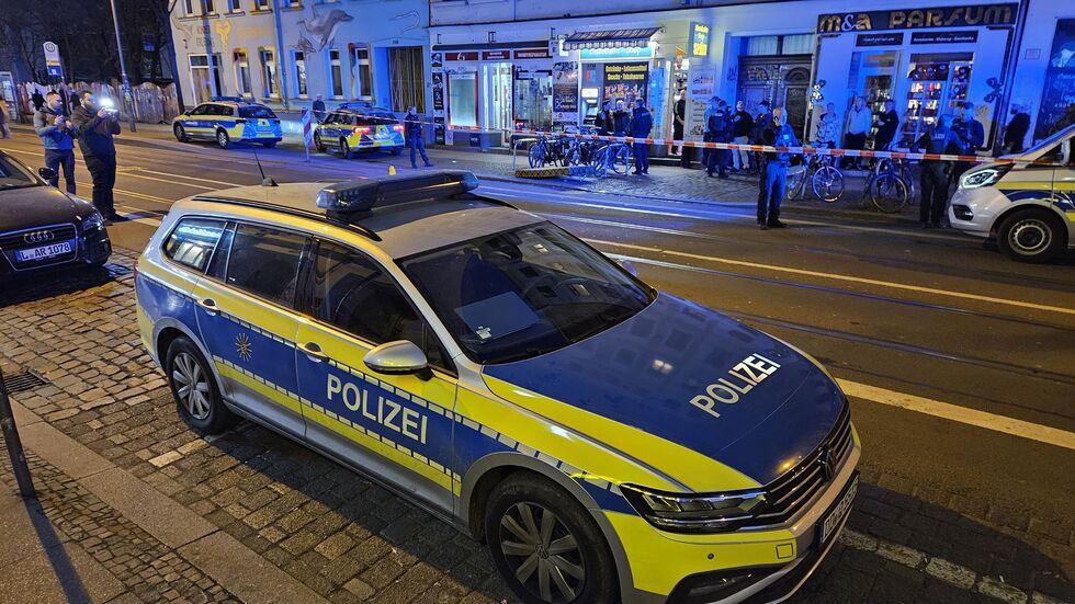 Einsatzkräfte am abgesperrten Tatort auf der Eisenbahnstraße in Leipzig. Einsatzkräfte am abgesperrten Tatort auf der Eisenbahnstraße in Leipzig.