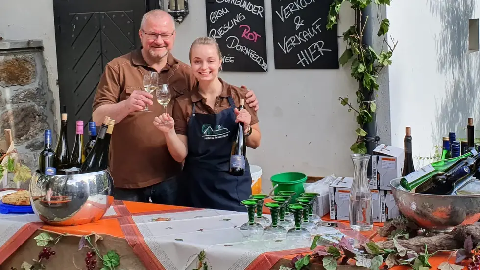 Heiko und Johanna und das gesamte Köhlerhütten-Team freuen sich auf viel Gäste zum Jagd- und Weinfest. Heiko und Johanna und das gesamte Köhlerhütten-Team freuen sich auf viel Gäste zum Jagd- und Weinfest.