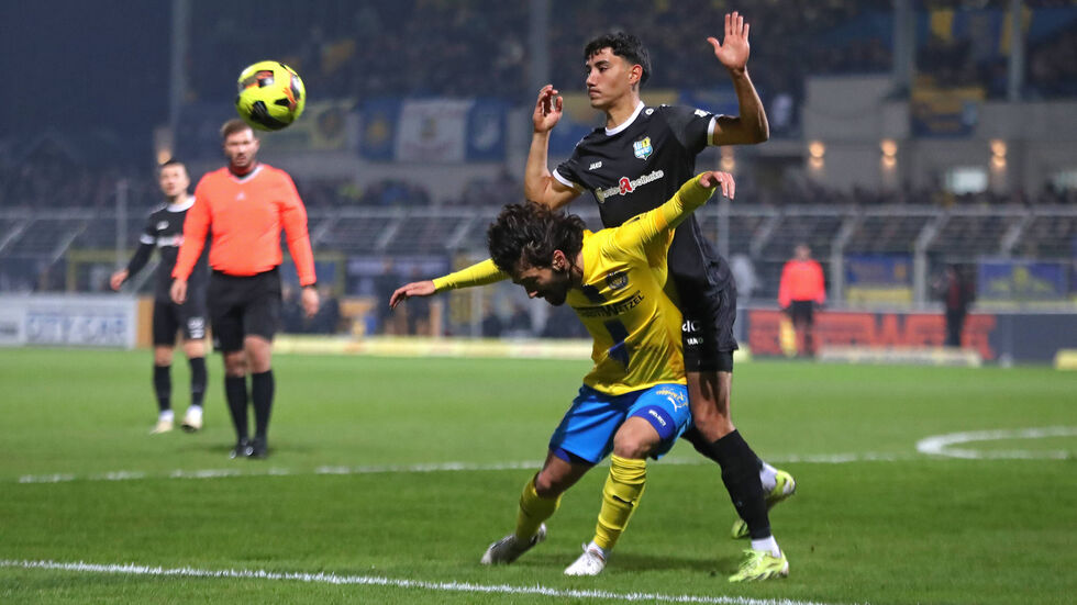 CFC-Abwehrspieler Anton Rücker im Zweikampf mit Lok-Mittelfeldmann Zak Paolo Piplica.