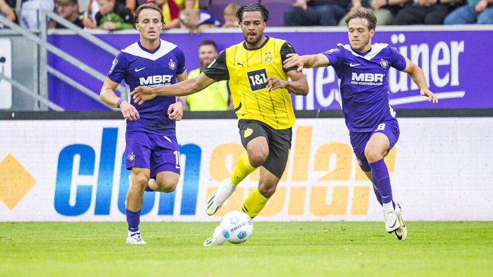 Veilchen-Spieler Mirnes Pepic und Mika Clausen bedrängen hier Almugera Kebar (Bildmitte). Veilchen-Spieler Mirnes Pepic und Mika Clausen bedrängen hier Almugera Kebar (Bildmitte).