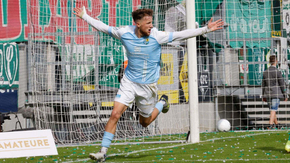 Im Sachsenpokal-Finale traf der 23-Jährige per Kopf zum zwischenzeitlichen Ausgleich gegen die BSG Chemie Leipzig und hatte
damit maßgeblichen Anteil am 12. Titelgewinn des CFC. Im Sachsenpokal-Finale traf der 23-Jährige per Kopf zum zwischenzeitlichen Ausgleich gegen die BSG Chemie Leipzig und hatte
damit maßgeblichen Anteil am 12. Titelgewinn des CFC.