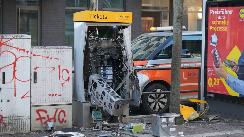 Von dem Fahrkartenautomat ist nicht mehr viel übrig.