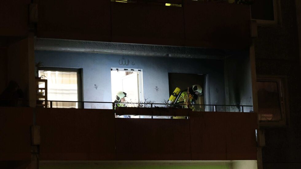 Feuerwehrleute kontrollieren die Brandstelle in Prohlis 