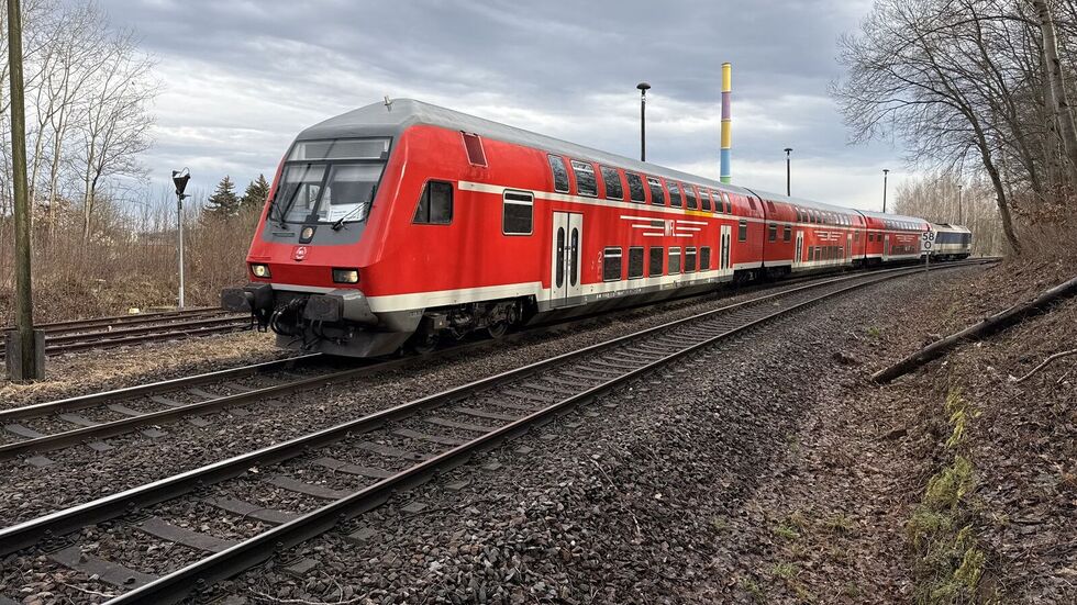 Nach Steinwürfen auf eine Lok der Mitteldeutschen Regiobahn kommt es auf der Bahnstrecke Leipzig–Chemnitz zu Einschränkungen.
