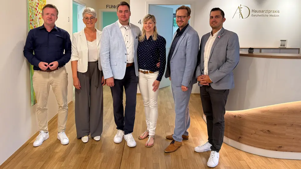 v. l. n. r.: Marc Schäfer, Jana Edel, Dr. med. Andreas Drescher, Dr. med. Anke Drescher, Bürgermeister Andreas Pfeiffer und Paul Bittner