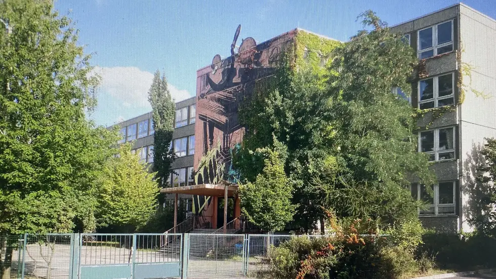 Die 100. Schule (Grundschule) in Leipzig wurde in den 1980er Jahren erbaut und ist stark sanierungsbedürftig. Die schicke Fassadenmalerei soll dabei erhalten bleiben. Die 100. Schule (Grundschule) in Leipzig wurde in den 1980er Jahren erbaut und ist stark sanierungsbedürftig. Die schicke Fassadenmalerei soll dabei erhalten bleiben.