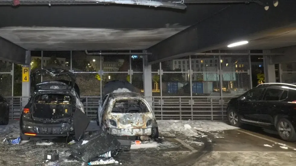 Die beiden Autos sind ausgebrannt. Die beiden Autos sind ausgebrannt.