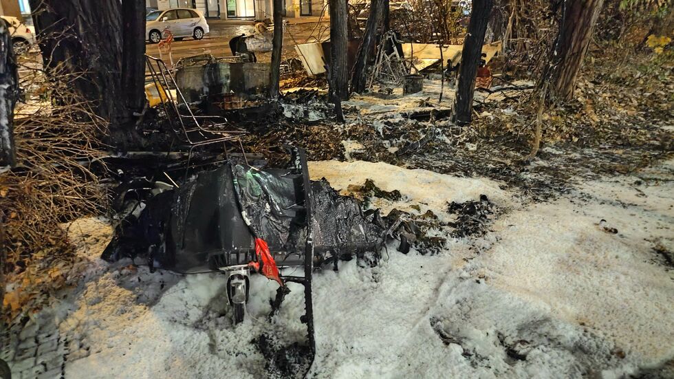 Die Feuerwehr löschte die Flammen mit Schaum. Die Feuerwehr löschte die Flammen mit Schaum.