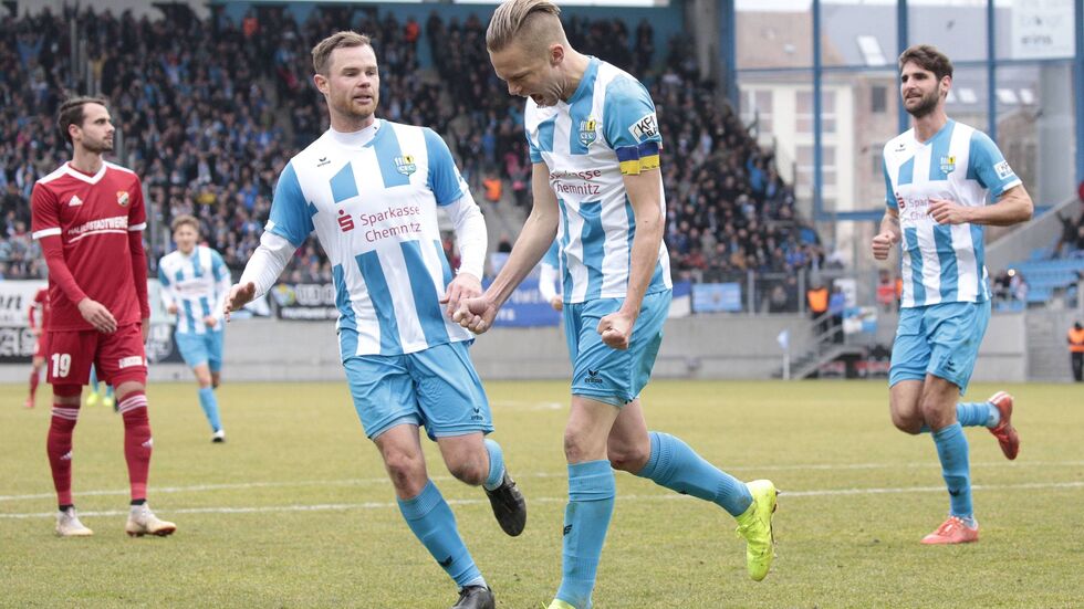 Kapitän Dennis Grote bejubelt seinen Elfmetertreffer.