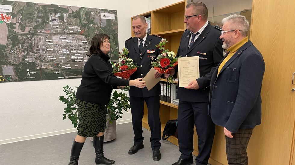 Bürgermeisterin Christine Herntier gratuliert Frank Balkow zur Wiederwahl als Stadtwehrführer und Lars Wuschech (2.v.r.) als dessen Stellvertreter. Frank Kulik (re) freut sich über die neu aufgestellte Wehrführung. 
