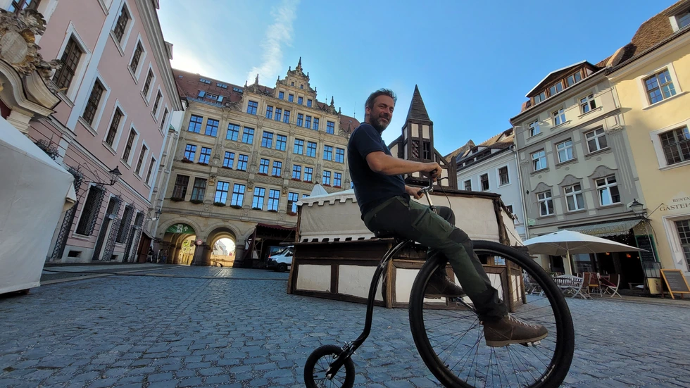Der Chef des Görlitzer Altstadtfestes, Gerd Weise, ist auf dem Hochrad unterwegs.