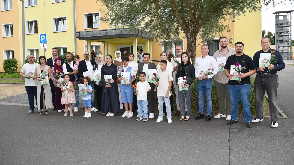 Die frisch Eingebürgerten mit Landrat Marcel Schmidt (3.v.l.)