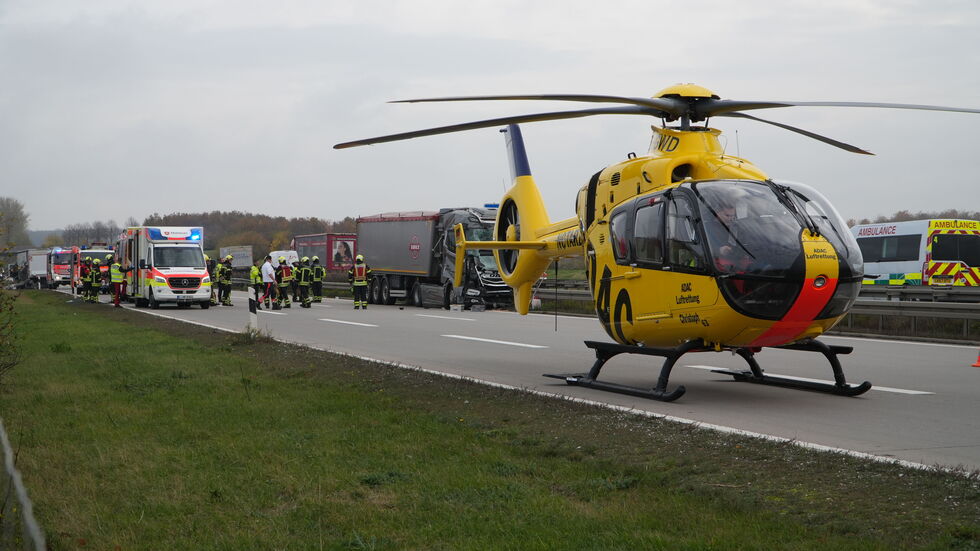 Auch ein Rettungshubschrauber kam zum Einsatz, er landete auf der Autobahn.