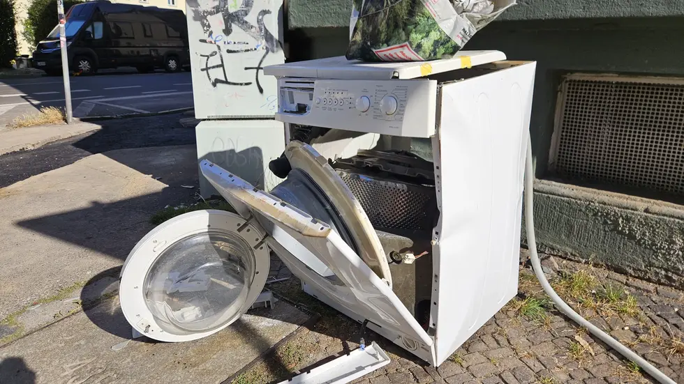 Diese Waschmaschine auf der Spittastraße im Leipziger Stadtteil Altlindenau ist explodiert. Diese Waschmaschine auf der Spittastraße im Leipziger Stadtteil Altlindenau ist explodiert.