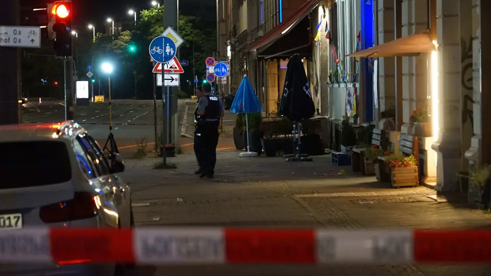Hier auf der Eutritzscher Straße nahe der Bäckerei „Falland“ hatte sich ein 18-Jährige letzte Woche eine Hand mit Pyrotechnik abgesprengt. Hier auf der Eutritzscher Straße nahe der Bäckerei „Falland“ hatte sich ein 18-Jährige letzte Woche eine Hand mit Pyrotechnik abgesprengt.