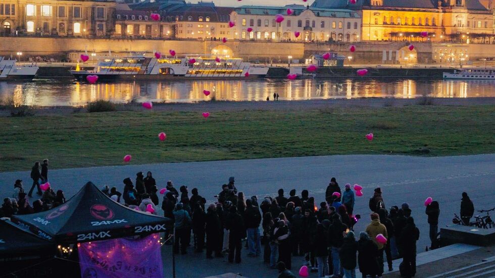 Etwa 150 Menschen versammelten sich am Elbufer. Etwa 150 Menschen versammelten sich am Elbufer.