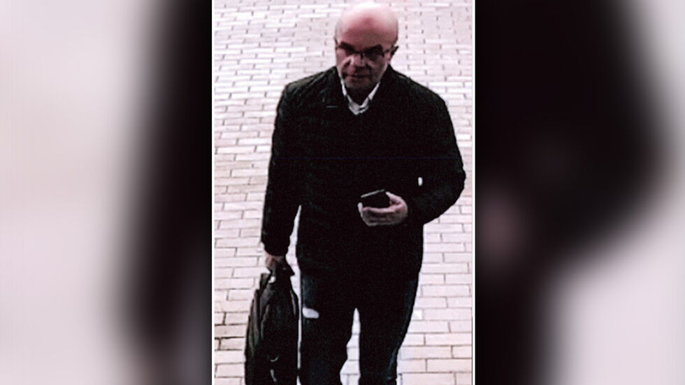 Mit dieser Aufnahme aus einer Überwachungskamera fahndet die Polizei nach dem mutmaßlichen Festplatten-Dieb