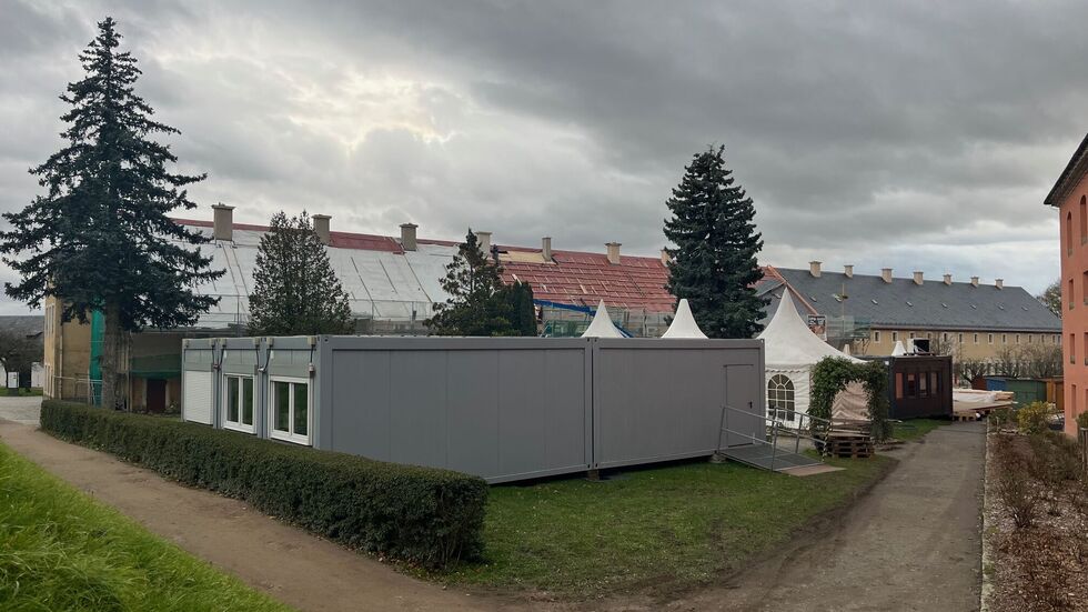 Container und Zelte stehen vor der Alten Kaserne (im Hintergrund) schon als Ausweich-Quartiere für Gastronomie und Toiletten bereit