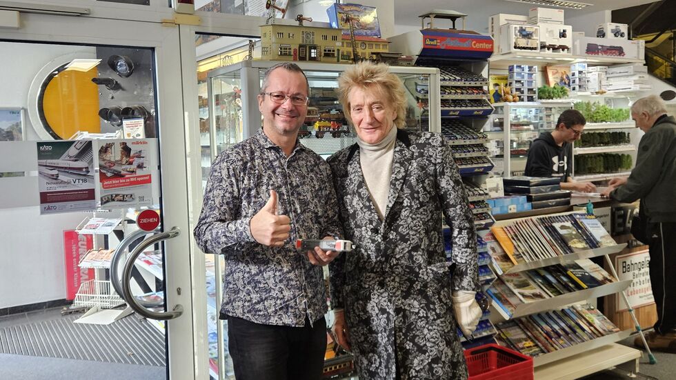 Rod Stewart mit Dirk Bertram in dessen Leipziger Geschäft "Modellbahn Bertram" an der Eisenbahnstraßen.