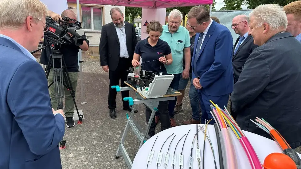 Mit einem symbolischen Auftakt auf dem Gelände der Stahlbau Altdöbern GmbH ist gestern das zweite kreisweite Programm zum Glasfaserausbau im Landkreis Oberspreewald-Lausitz offiziell gestartet. Gemeinsam mit Vertreterinnen und Vertretern der Telekommunikationsbranche, der Kommunen, des Kreistages und der Fördermittelinstanzen gab Landrat Alexander Erbert den Startschuss für die Beseitigung der sogenannten „Grauen Flecken“.