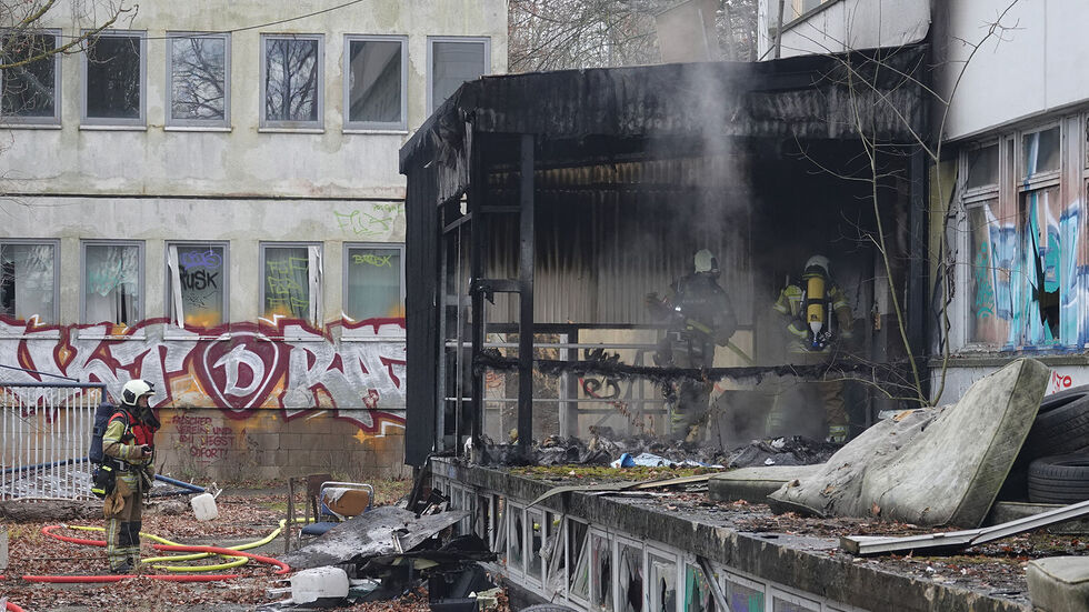 Feuerwehrleute löschen den Brand in dem verfallenen Gebäude